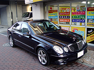 MERCEDES BENZ E300ɓfMtB{H̉摜