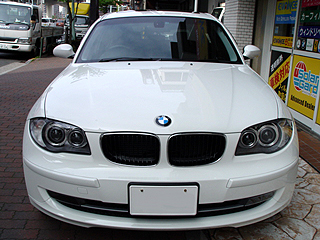 BMW120ɃKXR[eBOƃJ[tB{H