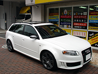 Audi RS4 AvantɃKXR[eBOƃJ[tB{H