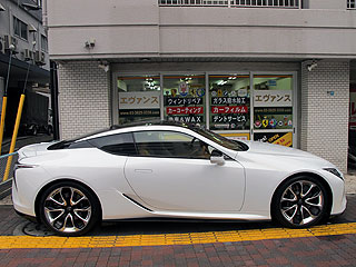 LEXUS LC500̃A~zB[ɃR[eBOς݉摜