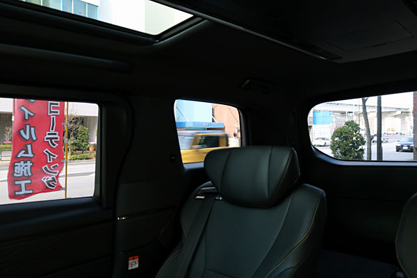 アルファードの濃色ガラスにカーフィルム/クアンタム14貼付施工後のリヤと側面、車内からの視認性