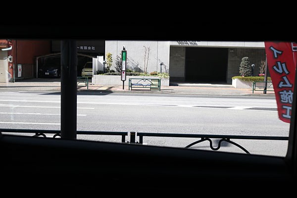 アルファードの濃色ガラスにカーフィルム/クアンタム14貼付施工後、車内からの視認性