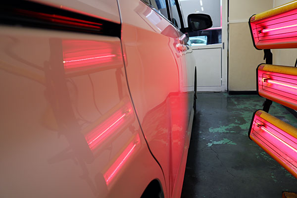 トヨタ ノア ガラスコーティング施工後、側面を遠赤外線にて加熱時画像